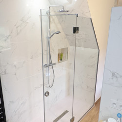 Cabine de douche sous pente MEZZIGO - PAROI FIXE et Porte battante